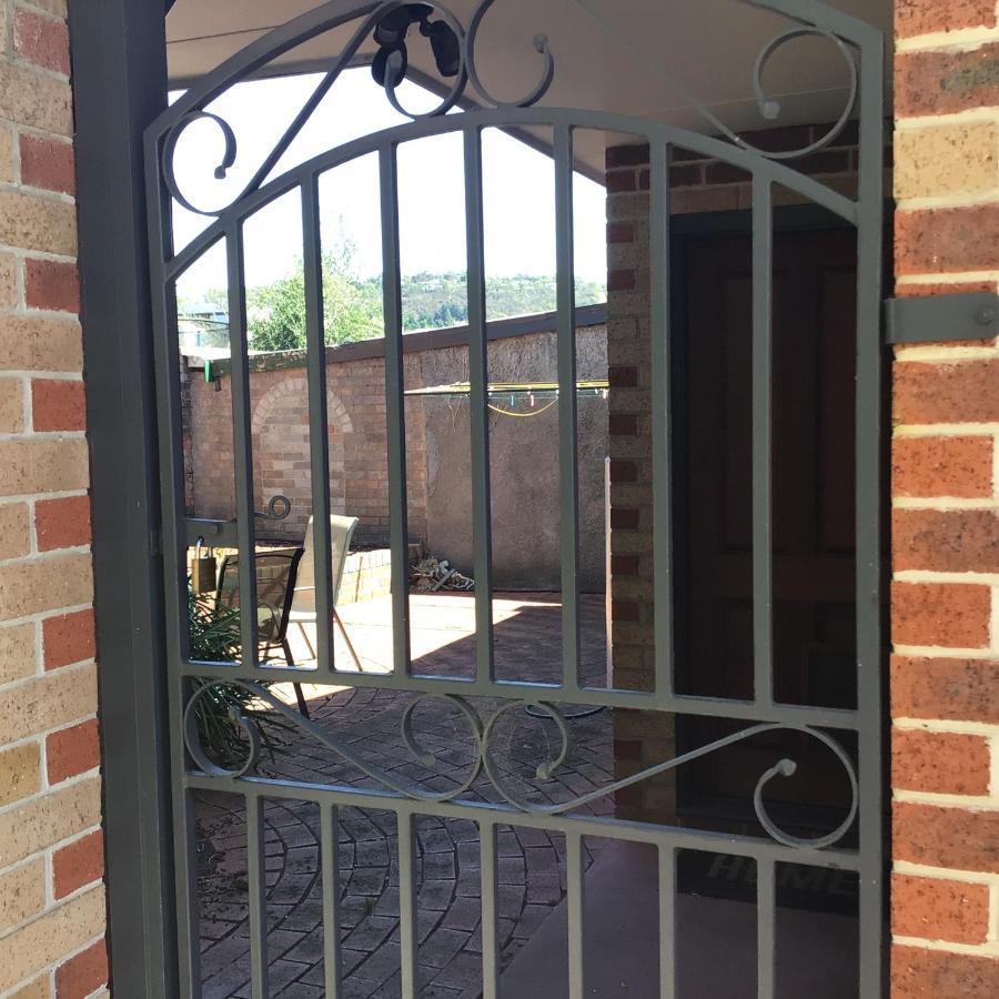 City Townhouse Walking Distance To City Launceston Exterior photo