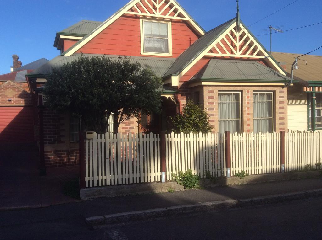 City Townhouse Walking Distance To City Launceston Exterior photo